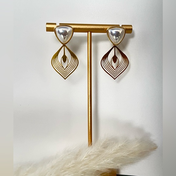 Delicate Art Deco-Inspired Dangle Earrings- Gold Elegant Stylish Earrings - Picture 11 of 16